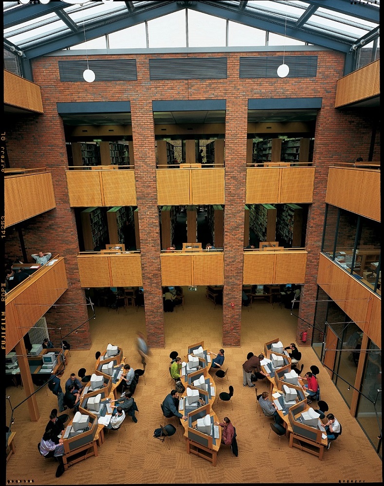 Biblioteca en el campus