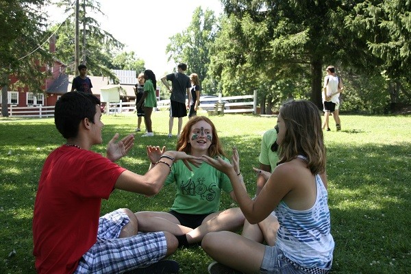 grupo niños practicando actividades en los campamentos americanos