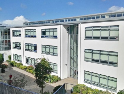 Colegio público en Irlanda "Colaiste Cill Mhantain"