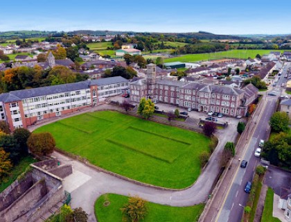 Colegio público en Irlanda "St. Colman´s Community School"
