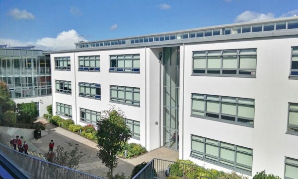 Colegio público en Irlanda "Colaiste Cill Mhantain"