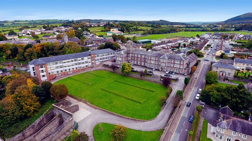 Colegio público en Irlanda "St. Colman´s Community School"