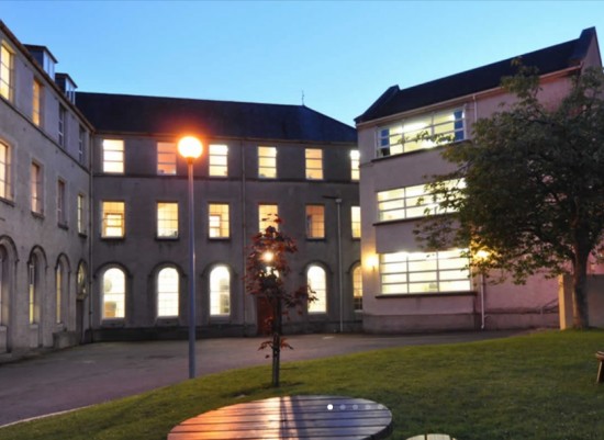 Colegio público en Irlanda "Ursuline college sligo"